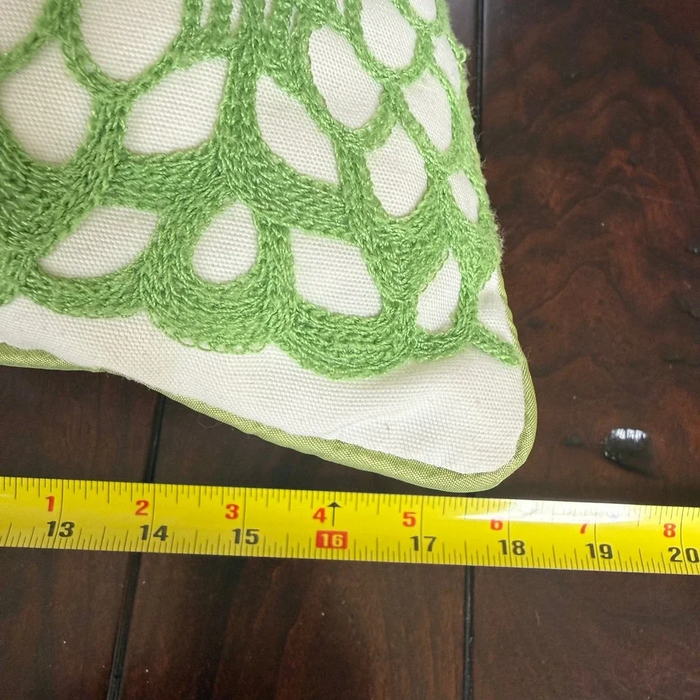 Michaels Stores Green White Crochet Scallop Throw Pillow‎ 17x17 Square Accent